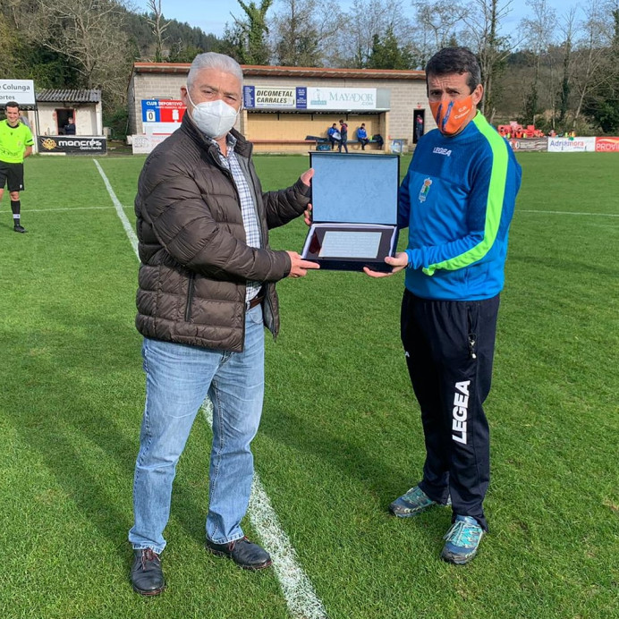 El Colunga homenajea a Busta en su victoria ante el Valdesoto