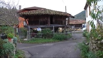 El hórreo en mal estado de Aballe, en Parres, debe ser reparado en seis meses