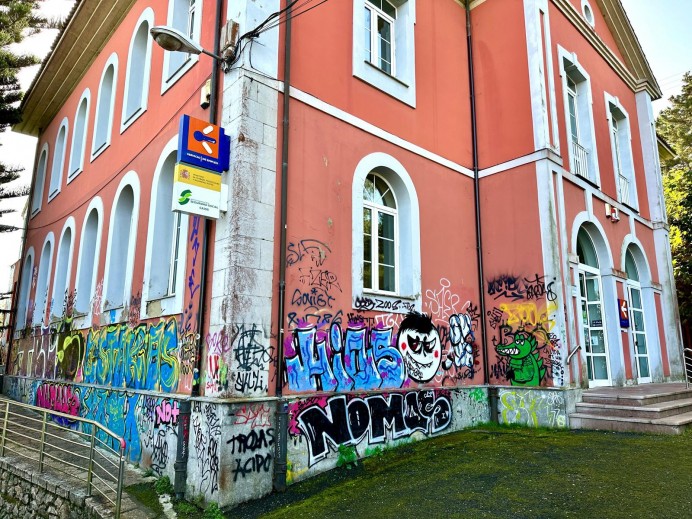 El PSOE llanisco pide que se consensúe con las asociaciones la ordenanza fiscal para utilizar las casas conceju y dependencias municipales