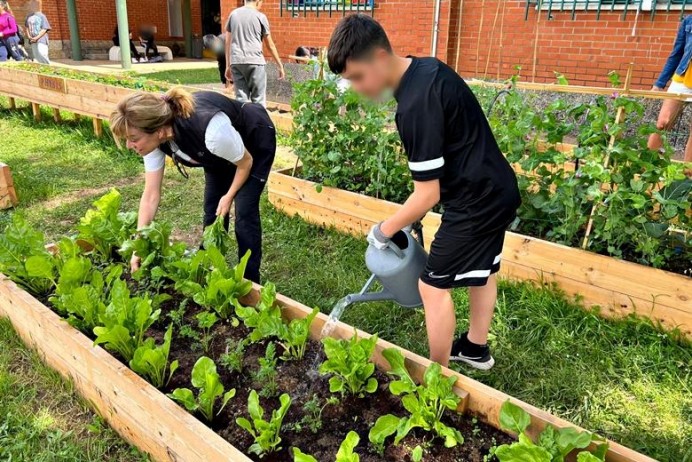 El IES de Luces y el CP Braulio Vigón celebran un acto de hermanamiento en Colunga en torno a los huertos escolares ecológicos