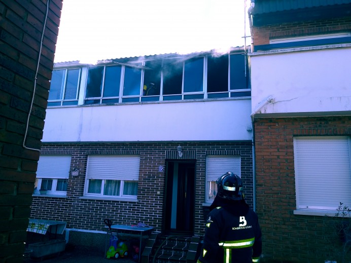 Incendio de una casa en el Nuevo Carmen, en Lastres