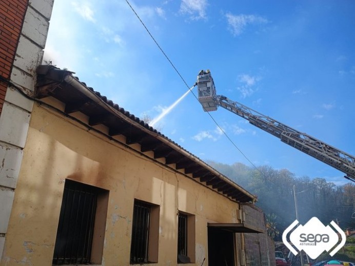 Incendio en un local de Arriondas moviliza a Bomberos de Cangas de Onís durante más de cuatro horas