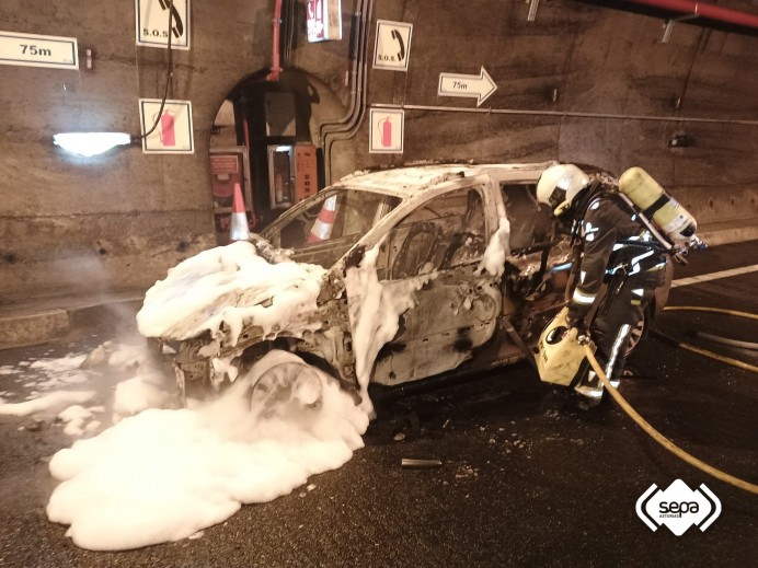 Sofocado un incendio de vehículo en el túnel de Fabares en la A-64 sin heridos