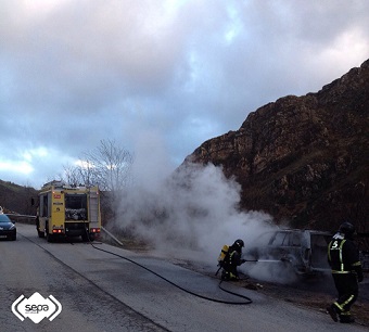 Extinguido incendio de vehículo en Belmonte de Miranda Extinguido incendio de vehículo en Belmonte de Miranda