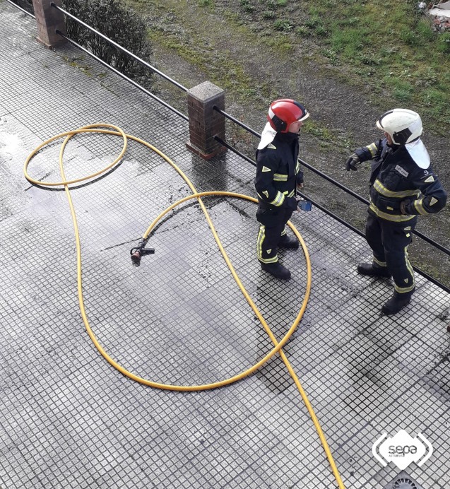 Extinguido incendio en vivienda de Piloña: dos personas intoxicadas por humo Extinguido incendio en vivienda de Piloña: dos personas intoxicadas por humo