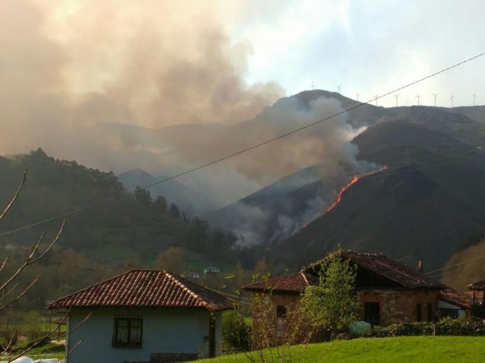 Mientras Asturias sigue ardiendo...