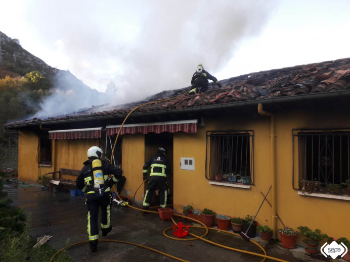 Incendio urbano en Piloña Incendio urbano en Piloña