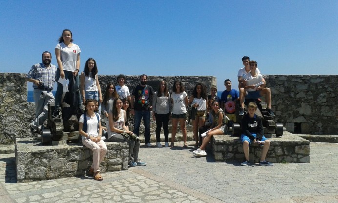 Turismo. Visita de alumnos del IES de Llanes al puerto pesquero