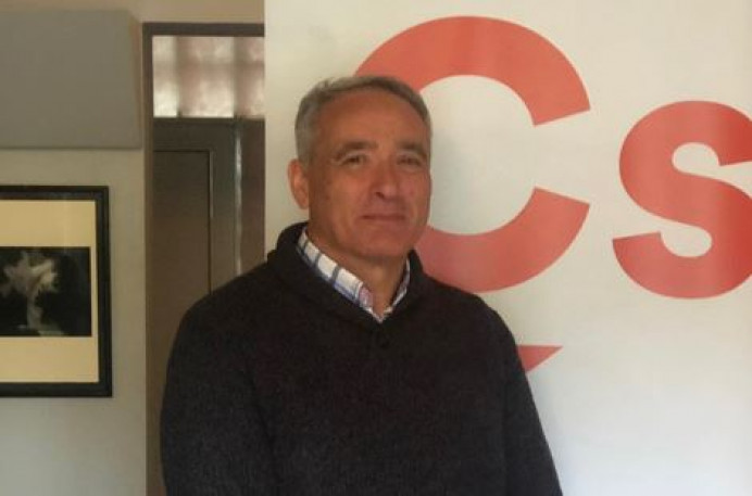 Javier Hurtado, dona 1.900 euros a los colegios del concejo