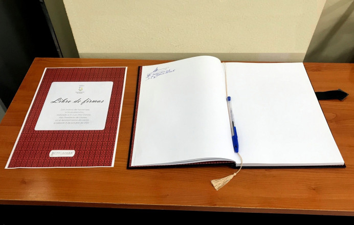 Hasta el 15 de noviembre, libro de firmas D. Luis Díaz