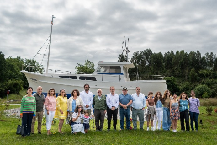 Llanes engalana la Rotonda de Camplengu con el Barco ‘Alberolaya’