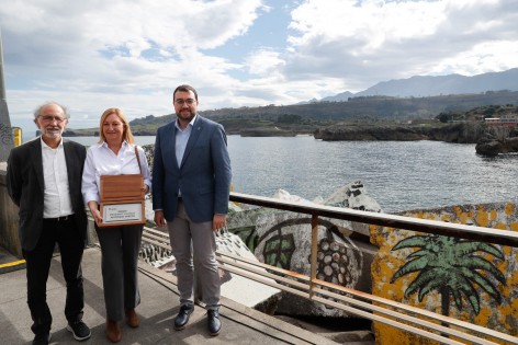 Llanes dedica el dique del puerto a Antonio Trevín en reconocimiento a su vínculo con el concejo
