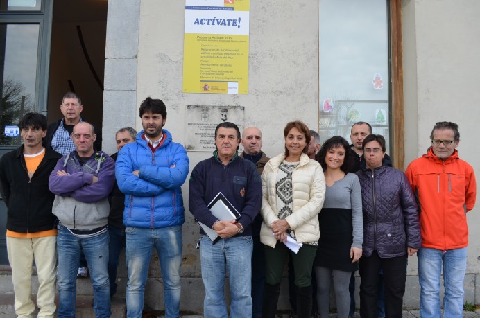 Los alumnos-trabajadores del programa de empleo Actívate ultiman la renovación del tejado del Aula del Mar