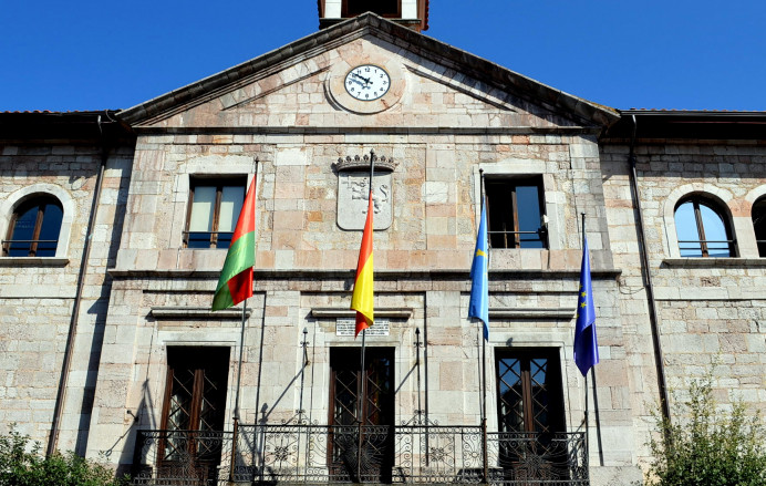 Ayuntamiento Llanes, en contacto Área Sanitaria VI y Principado