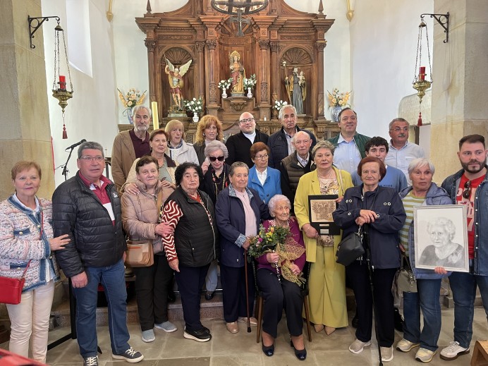 Villaviciosa rinde homenaje a Luz Bada Llera por sus 100 años de vida en Santa Eugenia