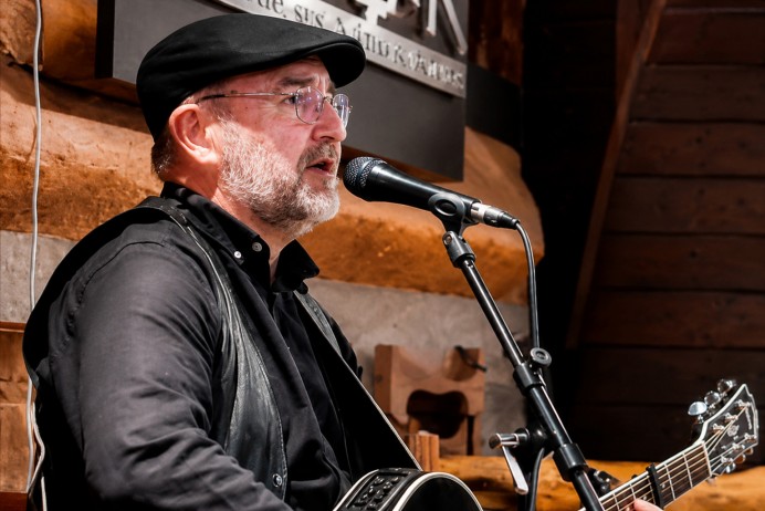 Manu Miranda rinde homenaje a las grandes voces de la música asturiana en Colombres