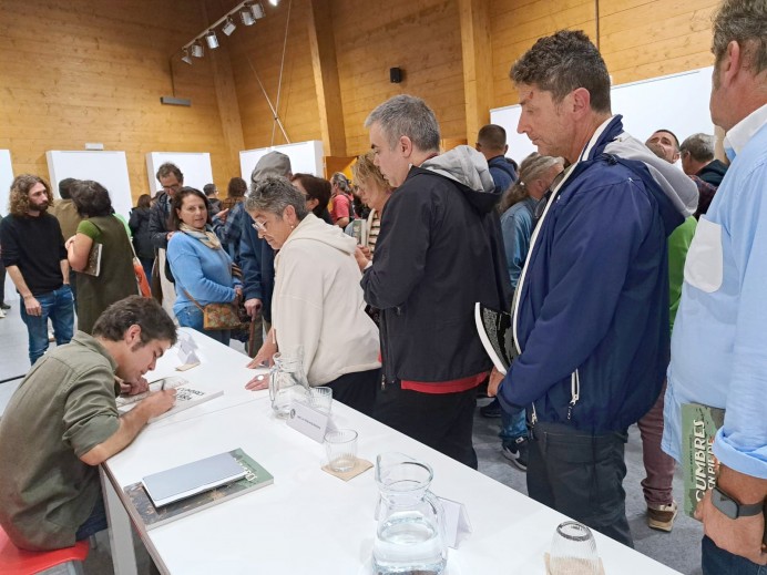 La novela gráfica, Cumbres en pie de guerra, llena de memorias y emoción el Museo Etnográfico del Oriente de Asturias
