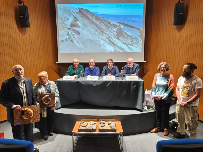 El MUJA incorpora una de las mayores colecciones de fósiles del jurásico asturiano