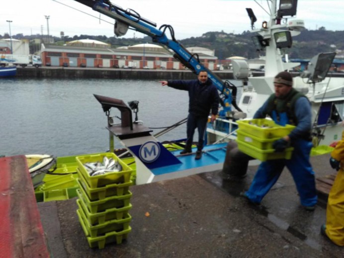 La embarcación llastrina Playa del Astilleru colabora con la ONG Ningún niño sin cenar