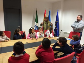 Audiencia pública infantil en Colunga