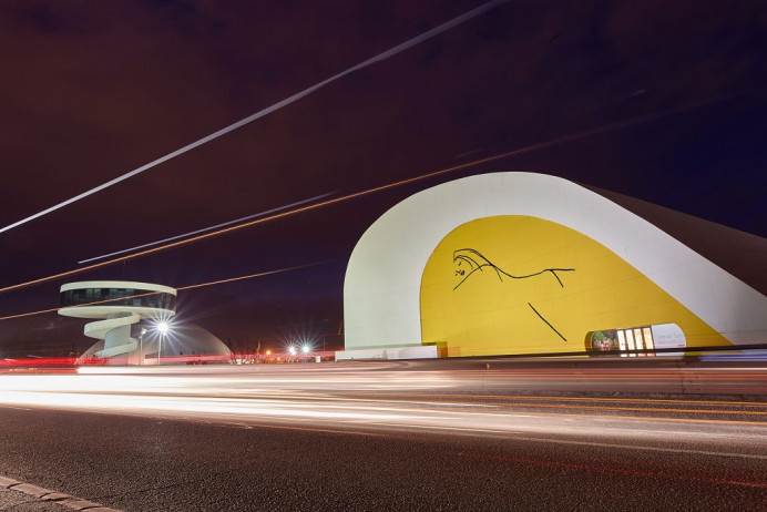 La exposición Centro Niemeyer. Reflejos de Asturias llega a Caravia