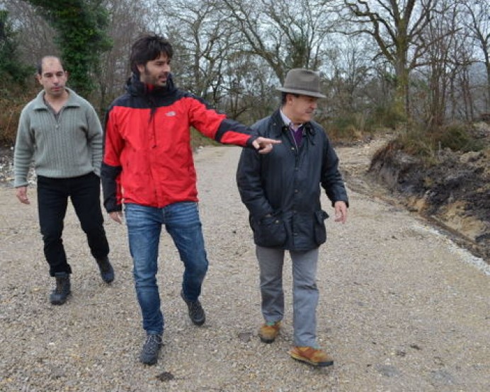 El Ayuntamiento de Llanes remata la mejora del camino de Llaceras, en Sierra Plana de La Borbolla