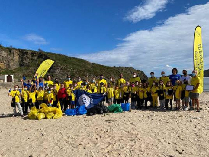 Ocean Winds organiza limpieza de playa de San Antolín en Llanes con alumnos del Colegio Público Peña Tú