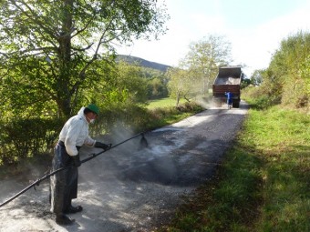 El Ayuntamiento repara las carreteras de Torín y la que une Mestres con La Vega El Ayuntamiento repara las carreteras de Torín y la que une Mestres con La Vega