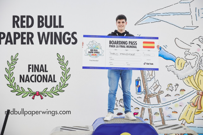 El ovetense Pablo Fernández, ha quedado finalista en la Red Bull Paper Wings 