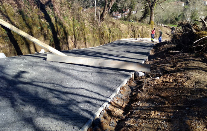 Plan Empleo Llanes, hormigona camino El Palombu