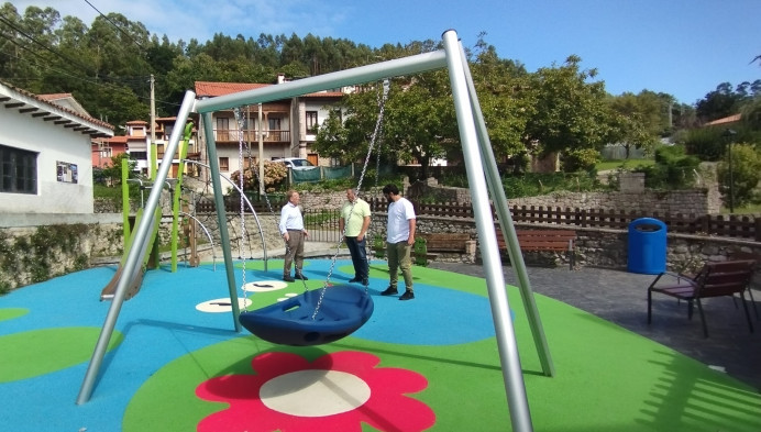 El Ayuntamiento de Llanes concluye la renovación del parque infantil de Andrín