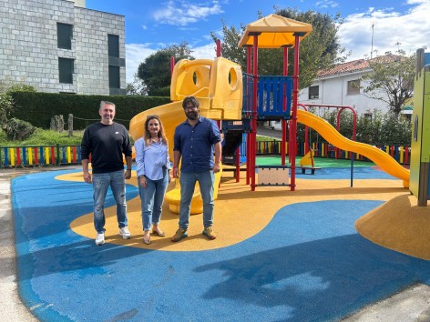 Llanes renueva los parques infantiles de Celoriu y Villahormes con mejoras de seguridad