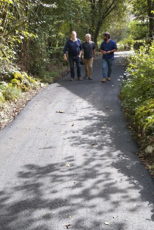 El Ayuntamiento de Llanes concluye las obras de pavimentación del camino de La Roxa en La Pereda