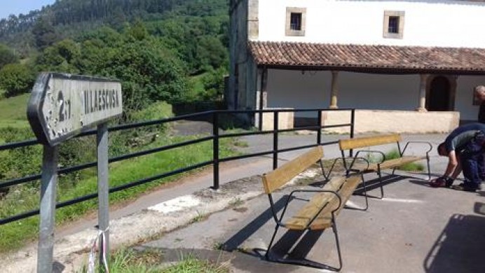 Instalados nuevos bancos en la localidad de Pernús