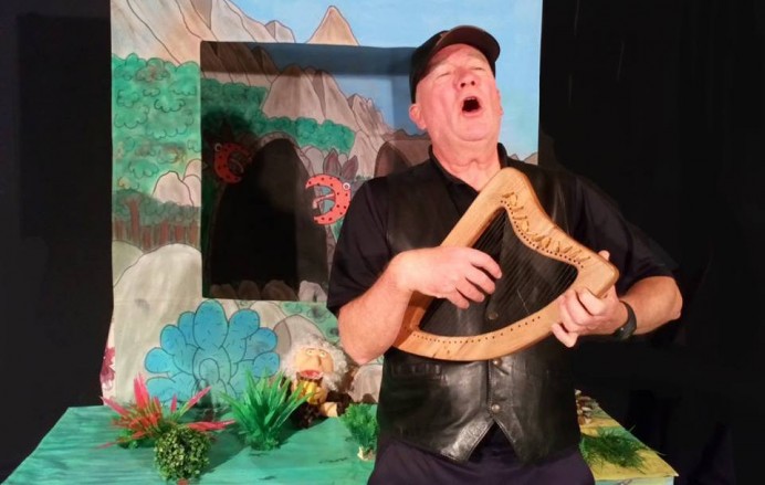 Llanes y las letras, sábado teatro delante Casa Cultura