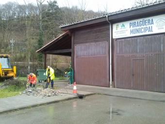 Reparaciones en la piragüera municipal de Arriondas