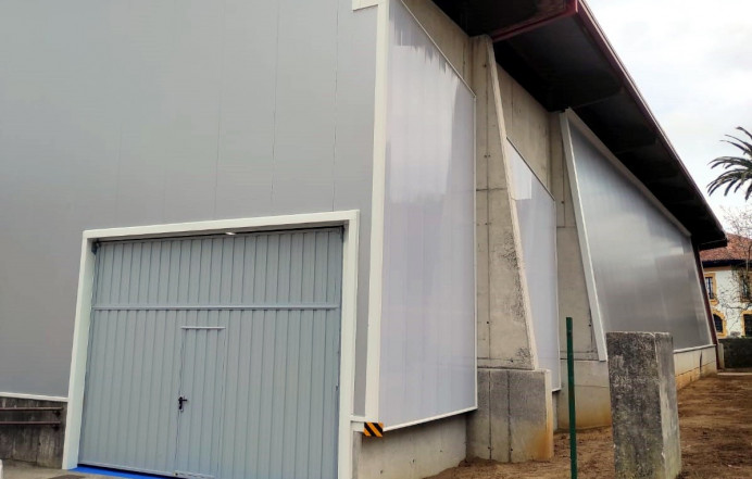 Nueva de Llanes, cierre perimetral pista deportiva