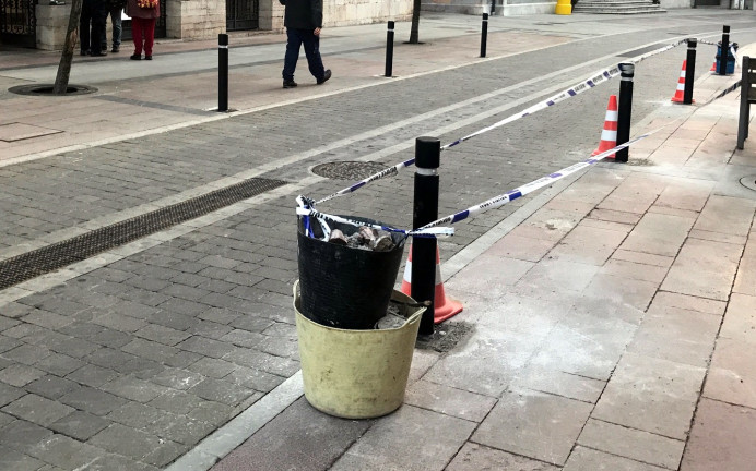 Pivotes de protección delante del edificio ayuntamiento