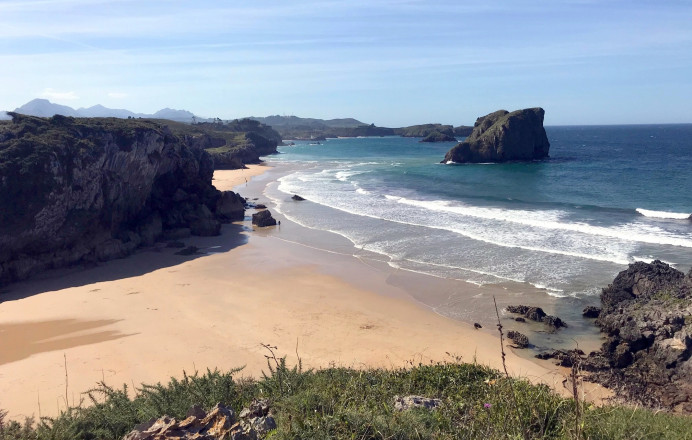 Llanes entre los diez destinos nacionales en aumento de turistas