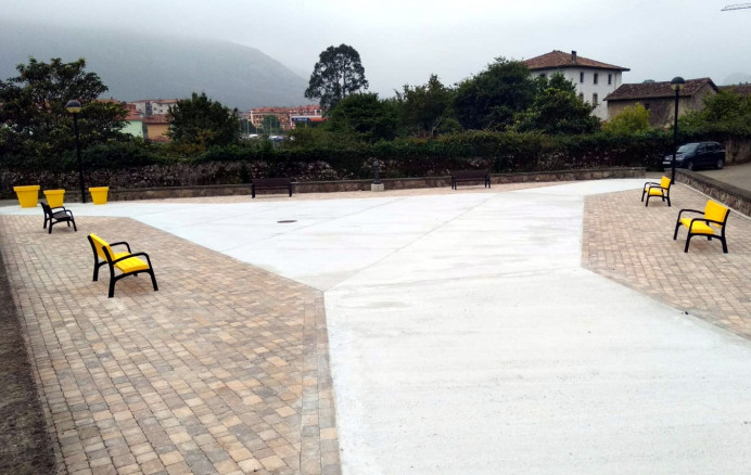 La plaza de Bricia incorpora mobiliario urbano