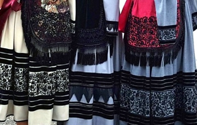 Trajes de aldeana y porruano llaniscos, reunión en Oviedo