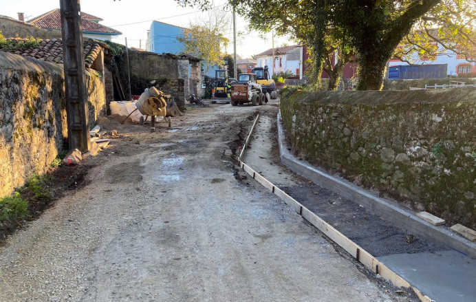 Trabajos calle La Portilla, Nueva, para evitar inundaciones