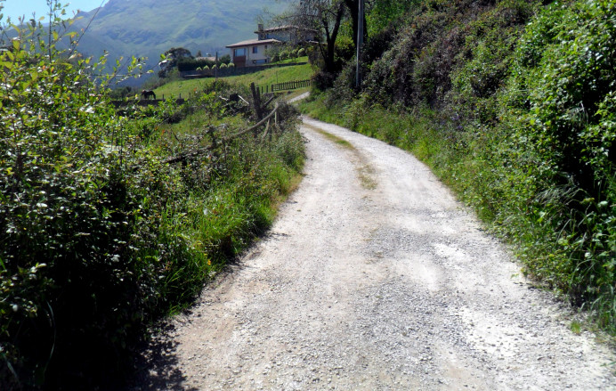 Llanes, renovación camino barrio del Ranchito, en Parres