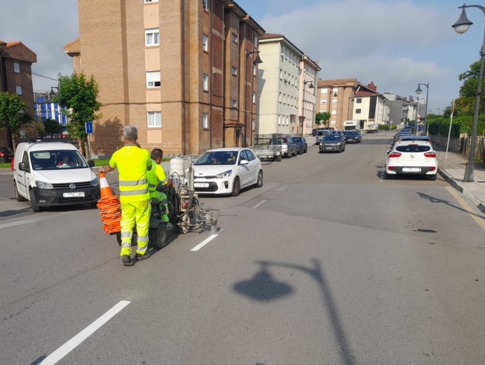 El Ayuntamiento de Llanes mejora y repinta la señalización vial en Llanes, Posada y Nueva