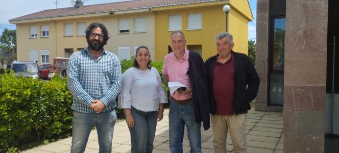 Reunión de trabajo de la Alcaldía de Llanes con la nueva Junta Vecinal de Nueva