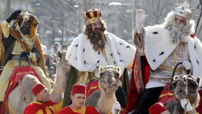 El concejo de Llanes celebra mañana martes las Cabalgatas de Reyes, en las que se repartirán más de 500 kilos de caramelos   