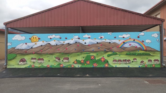 El Colegio Público Braulio Vigón de Colunga estrena un mural rocódromo para dinamizar sus patios
