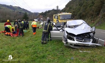 Accidente de tráfico con heridos en Salas Accidente de tráfico con heridos en Salas