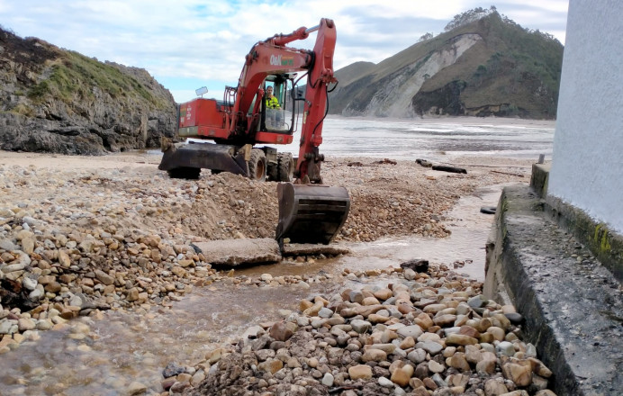 Llanes continúa limpieza por inundaciones fin semana