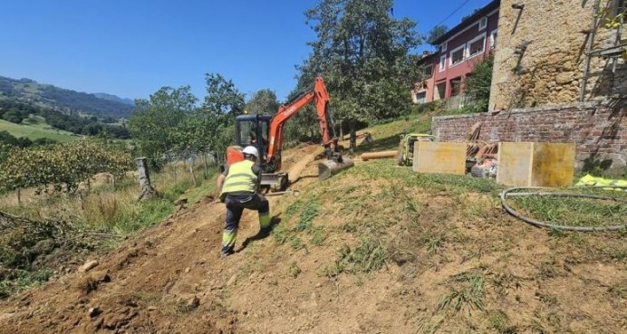 El Gobierno de Asturias mejora el saneamiento de Arobes (Parres) con una inversión de 592.000 euros El Gobierno de Asturias mejora el saneamiento de Arobes (Parres) con una inversión de 592.000 euros